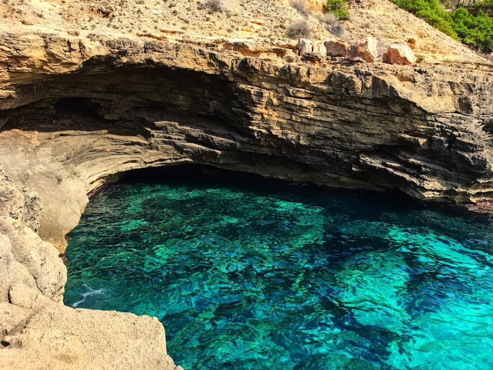 Das wunderschöne Wasser der Bucht von Cala Llamp