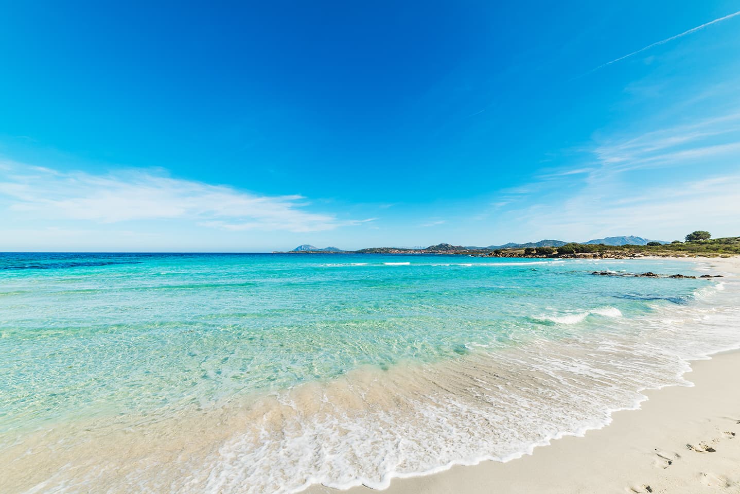 Der traumhafte Strand Costa Smeralda im Nordosten von Sardinien
