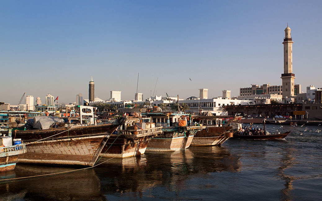 Traditionelle Holzboote im Hafen von Dubai Traditionelle Holzboote im Hafen von Dubai © Aguaviva / Shutterstock.com