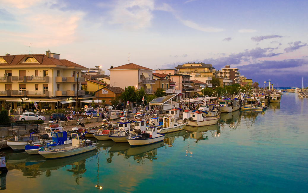Fischerboote im Hafen von Rimini Fischerboote im Hafen von Rimini © Pixel Memoirs / shutterstock.com
