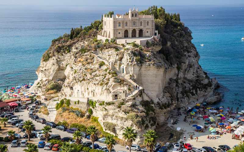 Die Wallfahrtskirche .Santa Maria Dell'Isola von Tropea Die Wallfahrtskirche .Santa Maria Dell'Isola von Tropea © Belfry / Shutterstock.com
