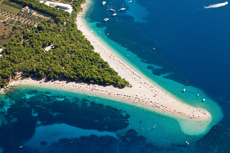Zlatni Rat beach in Bol aus der Vogelperspektive Zlatni Rat beach in Bol aus der Vogelperspektive © Simone Simone / Shutterstock.com